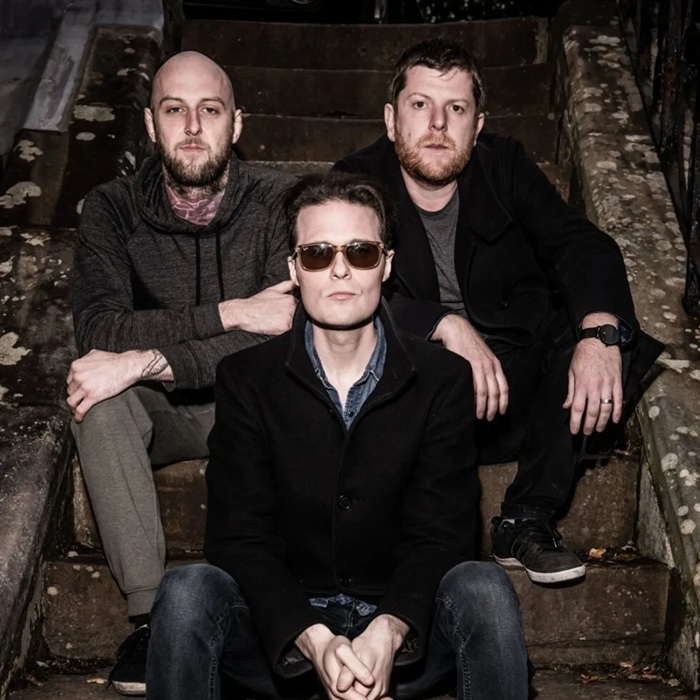 The Fratellis - Living In The Dark